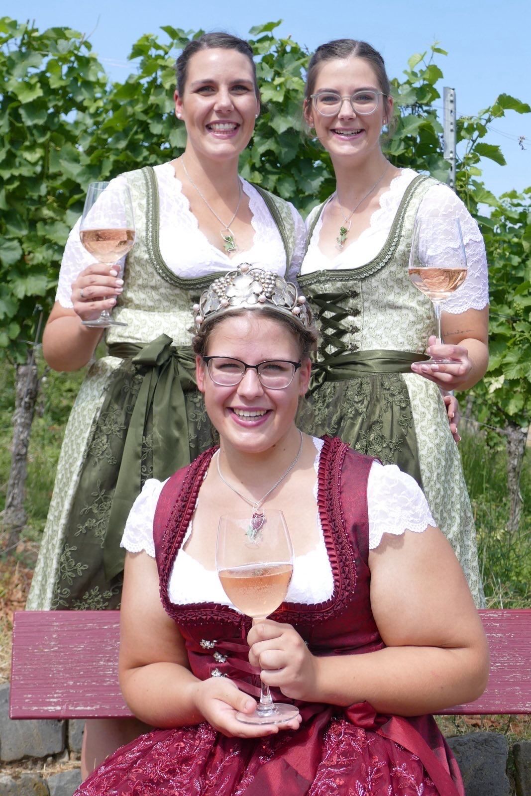 Weinkönigin Tabea I. mit ihren Weinprinzessinnen Antonia und Julia