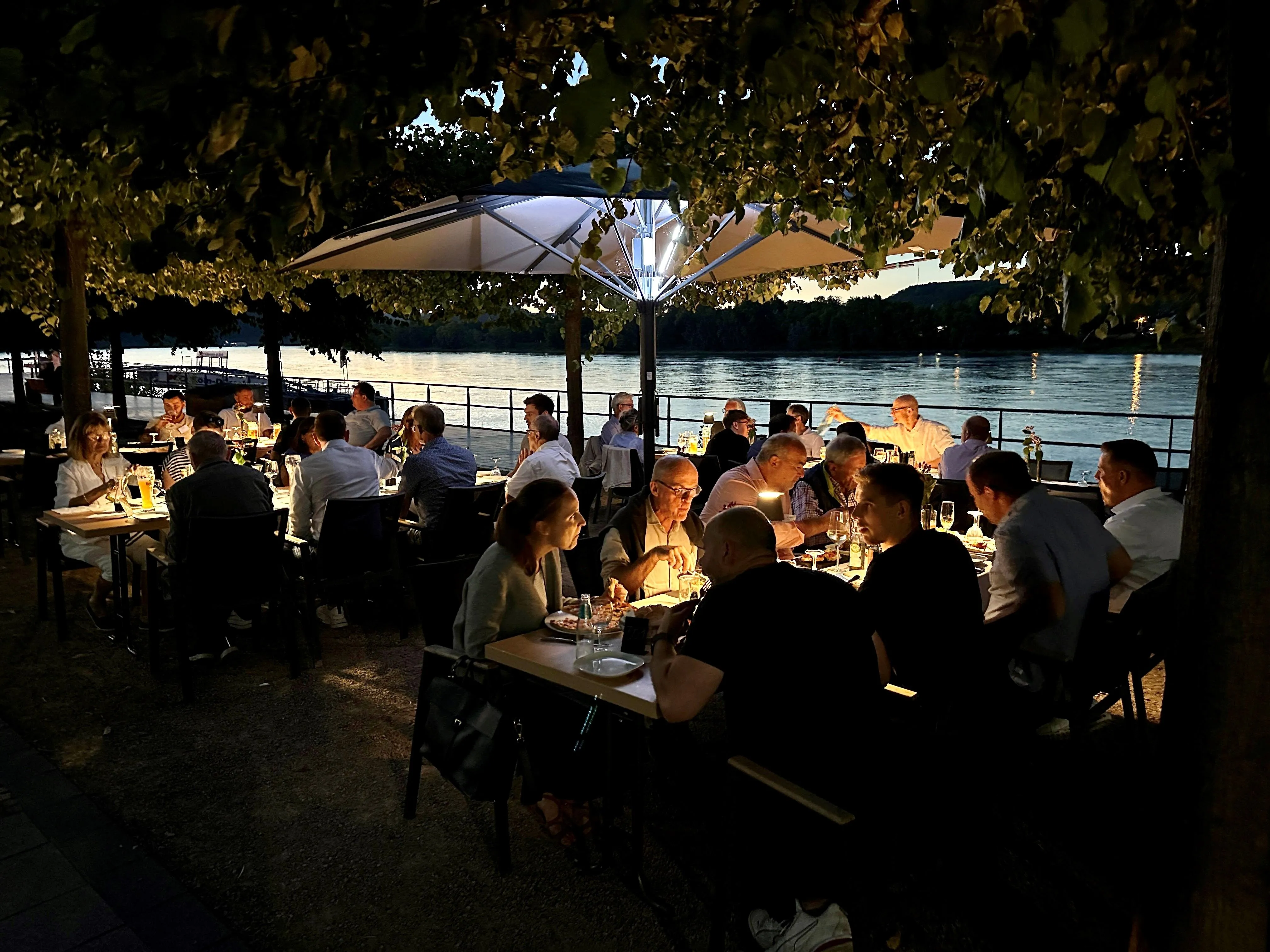 Gemeinsames Abendessen an der Rheinpromenade Gemeinsames Abendessen an der Rheinpromenade